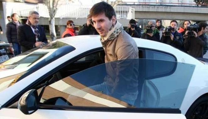 Messi dengan salah satu mobil koleksinya.(www.carsforspeed.com)